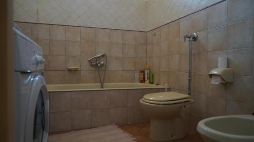 La salle de bains est pourvue de toilettes et d'une baignoire. dans l'établissement Casa delle Fate, à Scicli