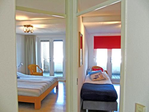 アウウドルプにあるVakantieappartement de Kabbelaarのベッドルーム1室(ベッド2台付)が備わります。バルコニーの景色を望めます。