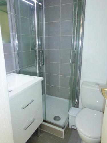 une salle de bain avec une douche, des toilettes et un lavabo dans l'établissement STUDIO 2 PERS QUARTIER DES PLAGES DE LA CORNICHE, à Sète
