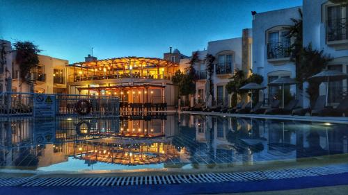 A piscina localizada em Serpina Hotel ou nos arredores