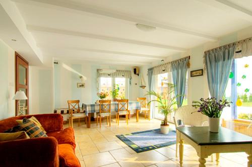 uma sala de estar com um sofá e uma mesa em Villa Baltic Chałupy - Apartament nr 1 em Chałupy