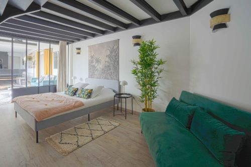 ein Wohnzimmer mit einem Bett und einer Couch in der Unterkunft NOCNOC - Le Loft, terrasse comédie in Montpellier