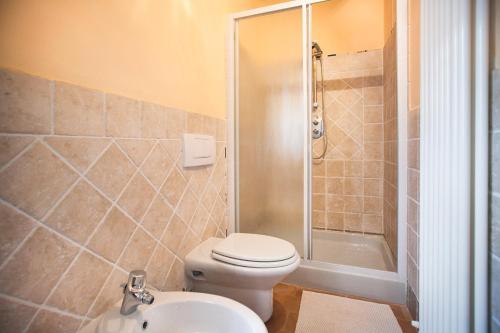 a bathroom with a toilet and a shower and a sink at Fattoria Le Fonti in Poggibonsi