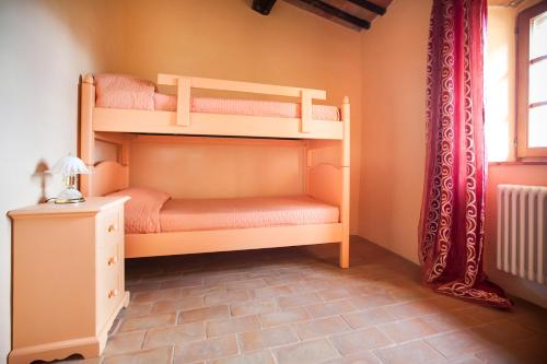 two bunk beds in a room with a window at Fattoria Le Fonti in Poggibonsi