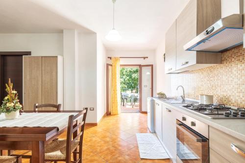 eine Küche mit Tisch und ein Esszimmer in der Unterkunft Usuonu in Baunei