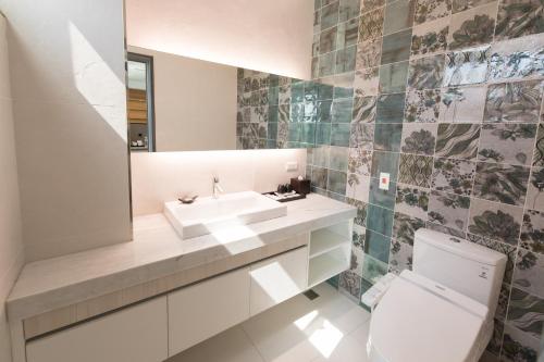 苗栗市にあるHe-Jia Hotelの洗面台とトイレ付きのバスルーム