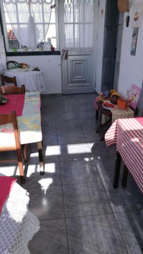 una habitación con mesas y sillas en una habitación en Holiday Home Emblema, en San Miguel de Abona