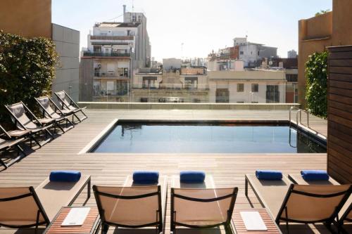 une piscine sur le toit d'un bâtiment dans l'établissement Europark, à Barcelone