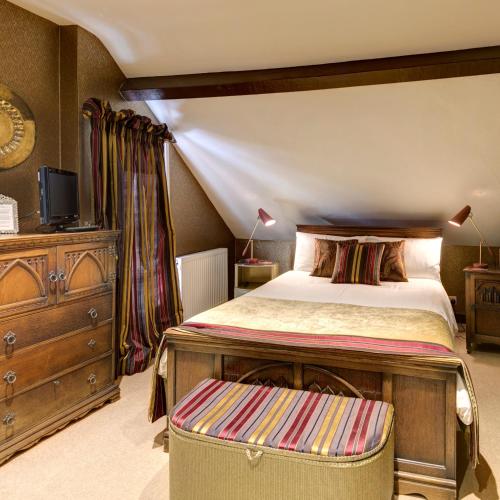 a bedroom with a bed and a dresser and a bed sidx sidx sidx sidx at Victoria House in Church Stretton