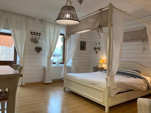 Tempat tidur dalam kamar di Suzanne's Cottage