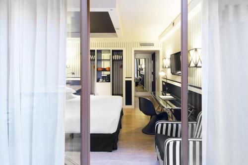 ein Hotelzimmer mit einem Bett und einem Schreibtisch in der Unterkunft Europark in Barcelona