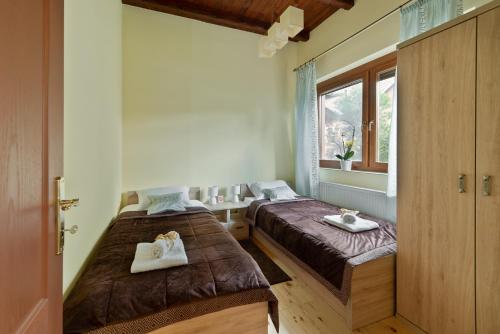 una habitación con dos camas y una ventana en DuMalux apartment, en Subotica