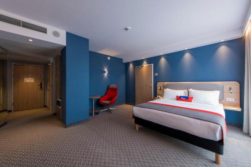 Un pat sau paturi într-o cameră la Holiday Inn Express Warsaw - Mokotow, an IHG Hotel