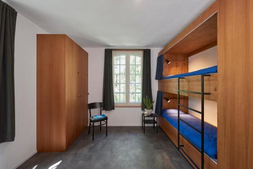 1 Schlafzimmer mit 2 Etagenbetten und einem Fenster in der Unterkunft Chalet Turbina in Zermatt