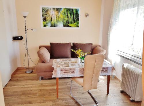 sala de estar con sofá y mesa en Bungalow Krzyzaniak, en Lohsa