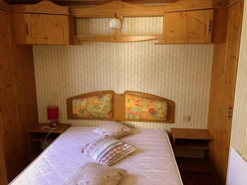 una camera con un letto con due cuscini sopra di NeriPaulis a Ažvinčiai