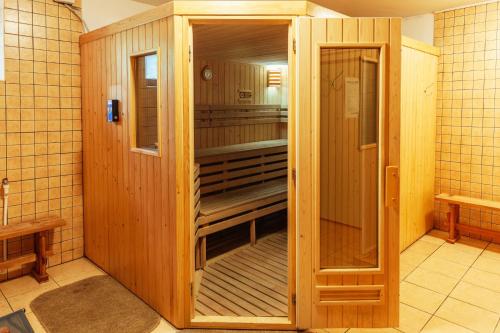una sauna con un armario de madera en el baño en Medve Desag Ursul en Sub Cetate