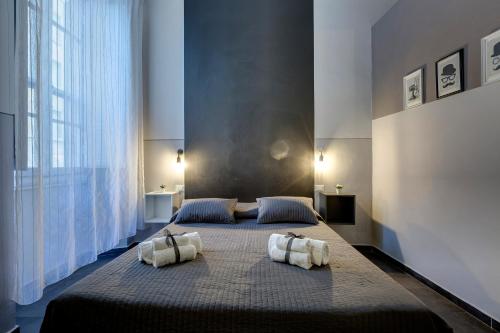A bed or beds in a room at Al Consolato - Guest house