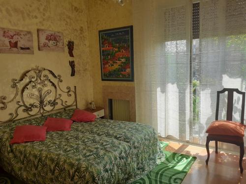 una camera da letto con un letto con cuscini rossi di B&B Alle Piscine Verona a Verona