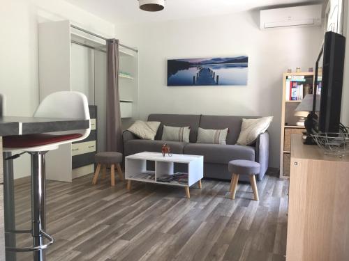 un salon avec un canapé et une table dans l'établissement Studio au cœur de Théoule, à Théoule-sur-Mer