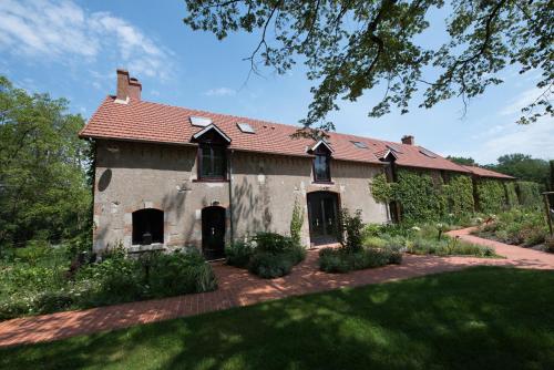 an old stone house with a red roof at La Barboire Campagne in Saint Laurent Nouan