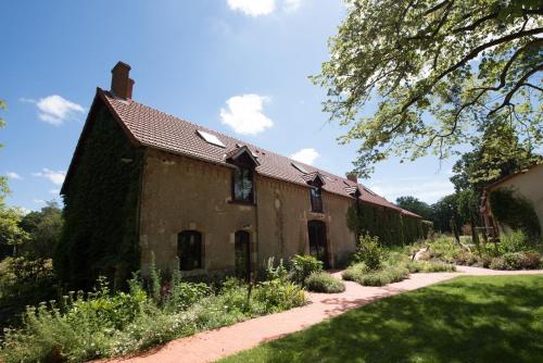 une vieille maison avec du lierre sur son côté dans l'établissement La Barboire Campagne, à Saint-Laurent-Nouan