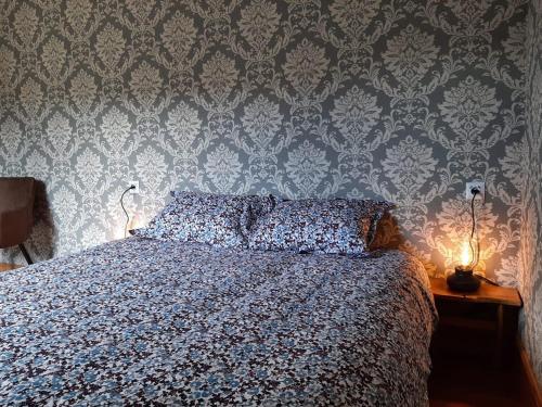 Châteauneuf-les-Bains的住宿－Villa Guillaumette，一间卧室配有床和壁纸墙