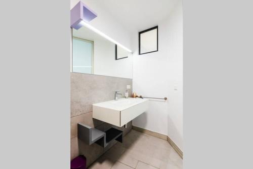 La salle de bains est pourvue d'un lavabo et d'un miroir. dans l'établissement Lago Welcome Clausen I, à Luxembourg