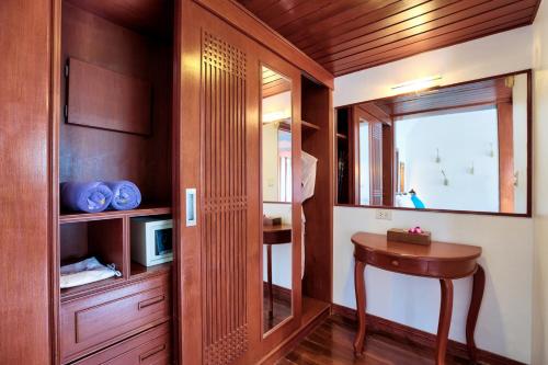 a room with a door and a table and a window at Sea Valley Resort in Lipa Noi