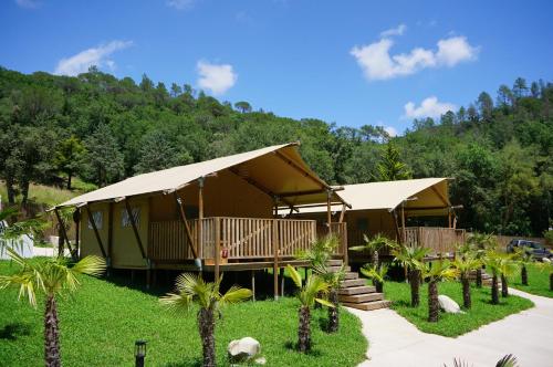 ein Resort mit einem großen Gebäude mit einem Dach in der Unterkunft Can Bora Lodges in Las Serras