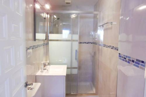 uma casa de banho com um chuveiro e um lavatório. em Apartamento ARCE NSF M- TORRECILLA NERJA em Nerja