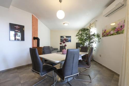 a dining room with a table and chairs at Apartment Carmen in Pula
