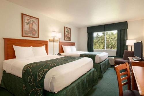 Una cama o camas en una habitación de Travelodge by Wyndham Dunsmuir