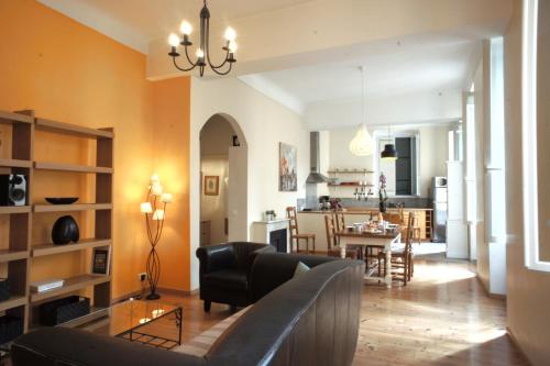 un salon avec un canapé et une salle à manger dans l'établissement Ze Perfect Place - Spacieux appartement - Cours Saleya - 2 CHB - 2 SDB - AC, à Nice