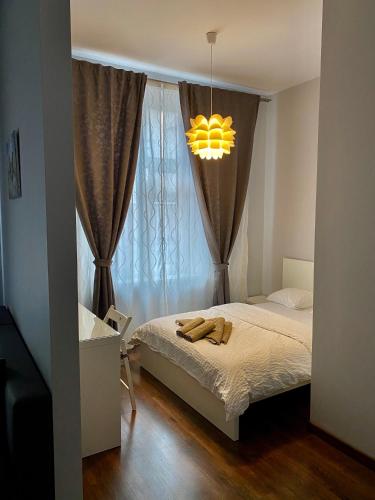 Un pat sau paturi într-o cameră la Ametyst Apartments