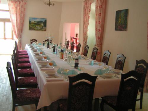 Krompachy的住宿－卡斯緹爾比拉達瑪賽納瑞緹爾酒店，一张长桌子,房间配有椅子和桌子