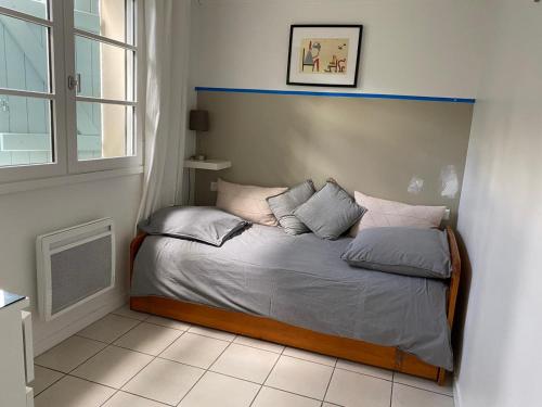 カップ・フェレにあるVilla Blanche Appartement le Capitaineの窓付きの小さな部屋のベッド1台分です。