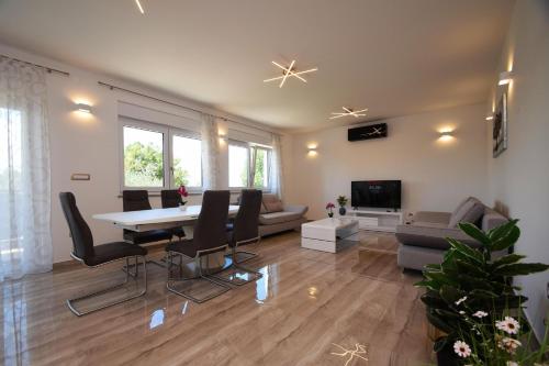 VILLA APARTMENTS FILIP with swimming pool