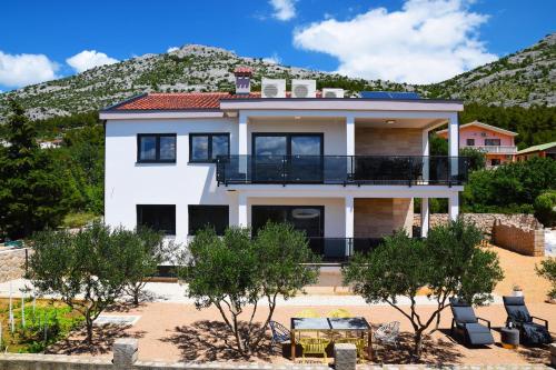 VILLA APARTMENTS FILIP with swimming pool