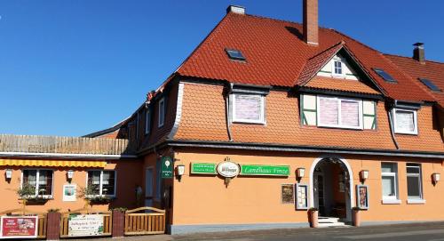 een groot oranje gebouw met een rood dak bij Deutsches Haus in Neuhütte