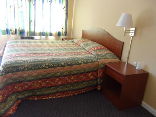 Postel nebo postele na pokoji v ubytování Desert Inn Motel
