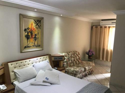 ein Hotelzimmer mit einem Bett und einem Sofa in der Unterkunft San Francisco Plazza in São Paulo