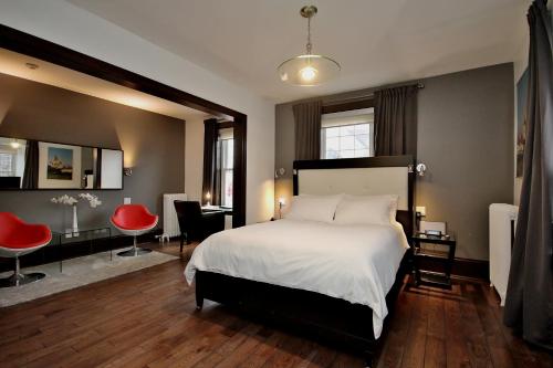 Una cama o camas en una habitación de Swiss Hotel