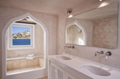 A bathroom at Villa Santa Katerina - Sea View & Outdoor Hot Tub