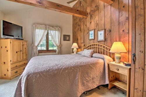 Katil atau katil-katil dalam bilik di Waterfront Lake George Cabin Walk to Water