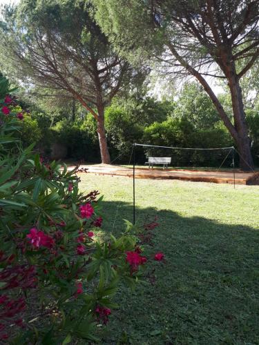 Κήπος έξω από το Gîte Ma Vie Là 3 étoiles, jacuzzi, animaux acceptés