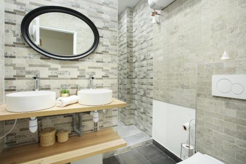 ein Badezimmer mit 2 Waschbecken und einem Spiegel in der Unterkunft Rent a Room - 253, 2BDR Center of PARIS in Paris