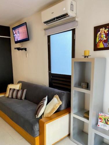 Μια τηλεόραση ή/και κέντρο ψυχαγωγίας στο Apartaestudio El Lugar Ideal Cra. 62 #74-143.