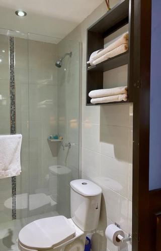 Ένα μπάνιο στο Apartaestudio El Lugar Ideal Cra. 62 #74-143.