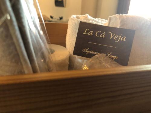 a sign that says la cat victoria in a window at Agriturismo La Cà Veja in Monforte dʼAlba